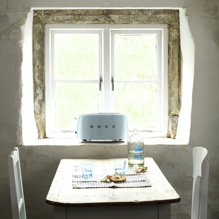 Smeg-2-Schlitz-Toaster-TSF02-lang-Ambiente-3